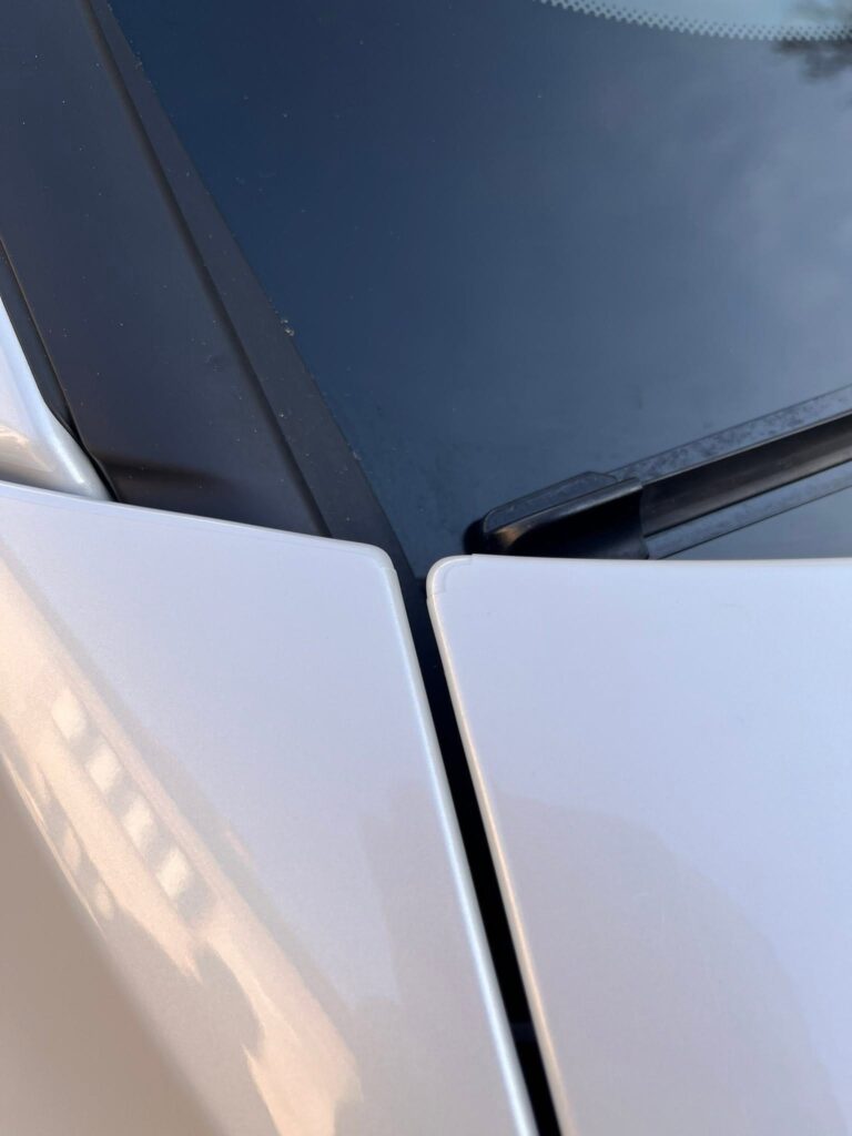 Detail hrany kapoty a blatníka BMW M440i s ochrannou fóliou