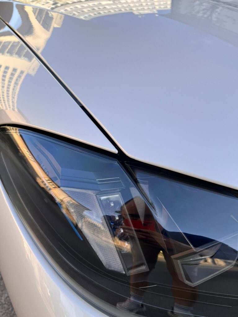 Detail svetlometu a kapoty BMW M440i pod priehľadnou PPF fóliou