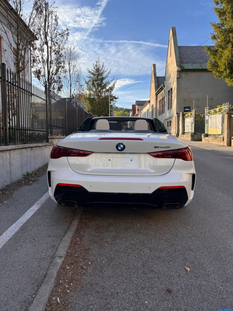 Zadná časť bieleho BMW M440i Cabrio s ochrannou fóliou XPEL