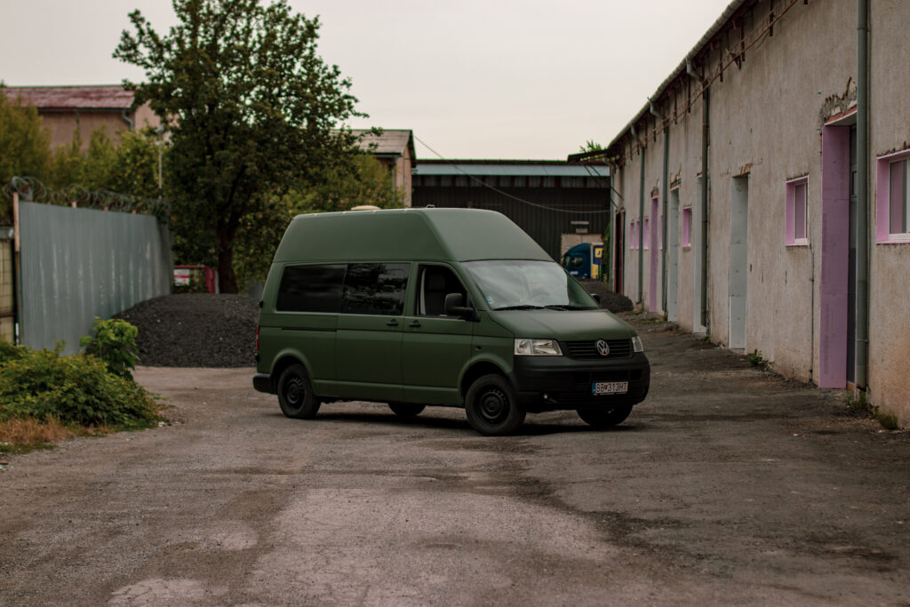 VW Transporter T5 v matnej olivovej fólii – pohľad zozadu