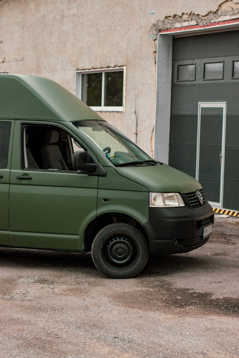 VW Transporter T5 – celopolep matnou olivovou fóliou