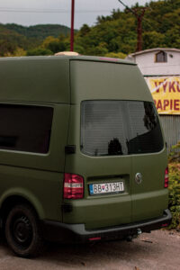 Umývanie auta s fóliou: umyváreň, wapka alebo ručne?