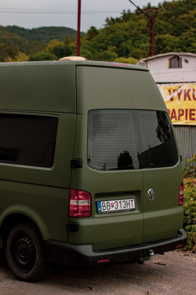 Zadná časť dodávky VW Transporter prelepenej matnou zelenou fóliou
