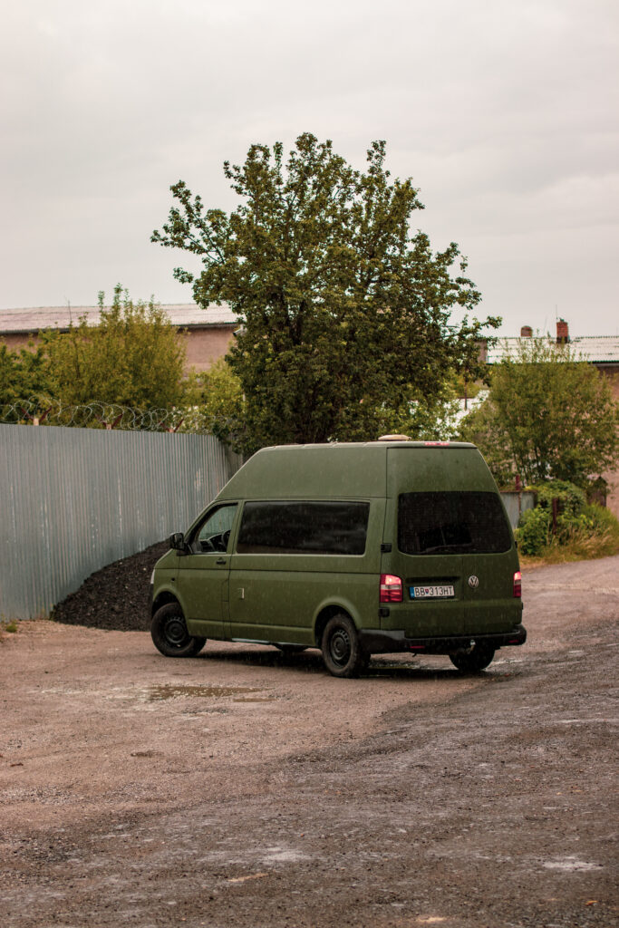 VW Transporter T5 po celopolepe matnou zelenou fóliou – predný pohľad