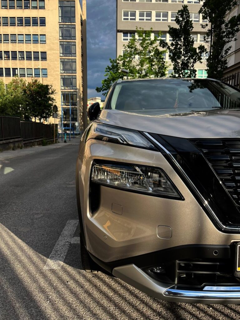 Predný nárazník a svetlomet Nissan X-Trail chránené fóliou XPEL