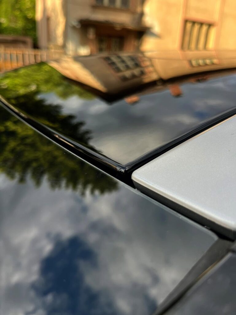 Detail lesku hrany strechy po aplikácii PPF