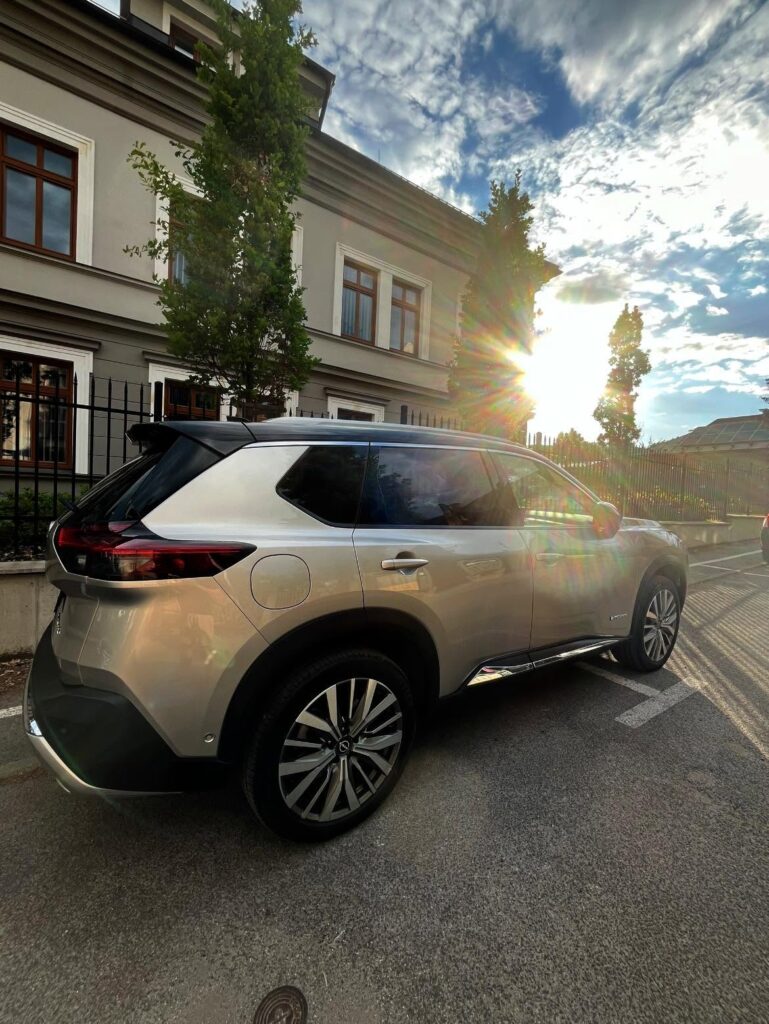 Zadná časť Nissan X-Trail v protisvetle