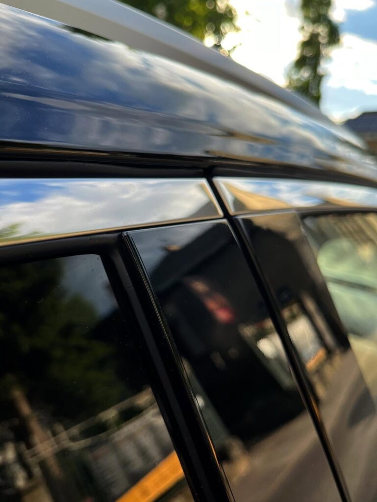 Detail stĺpikov Nissan X-Trail s ochrannou fóliou