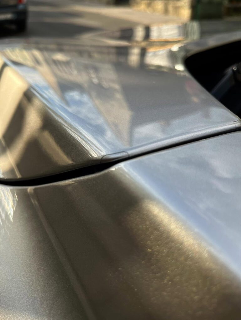 Detail stĺpika a hrany strechy Nissan X-Trail