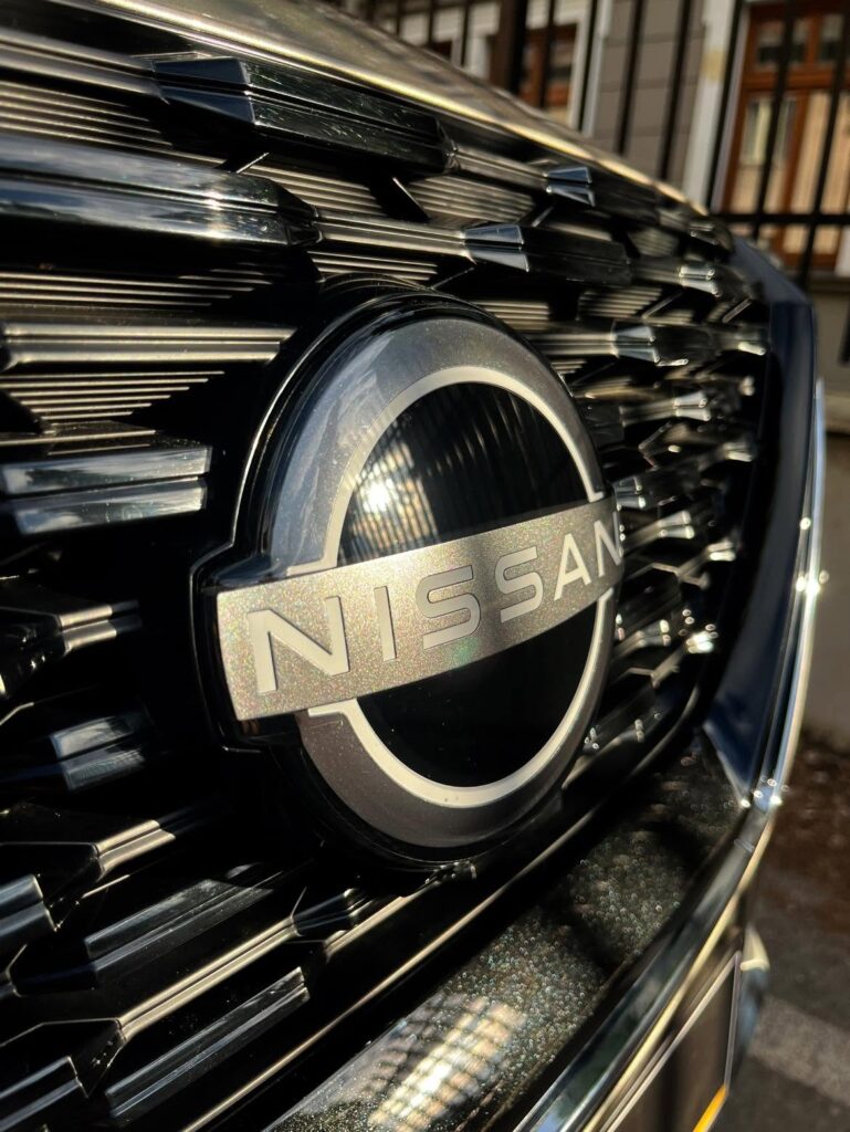 Znak a maska Nissan X-Trail prelepené ochrannou fóliou