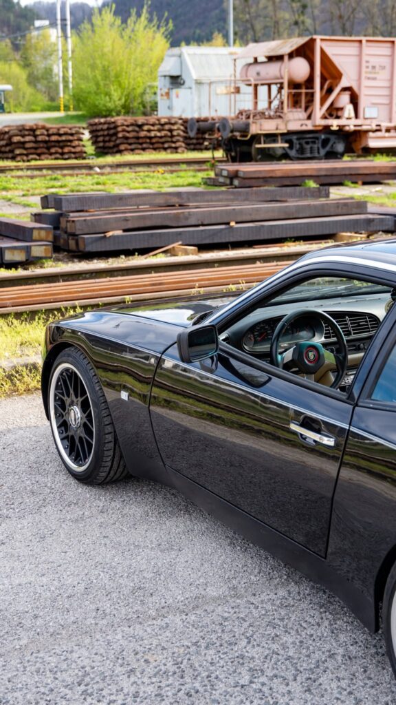 Bočný pohľad na Porsche 944S s otvoreným oknom