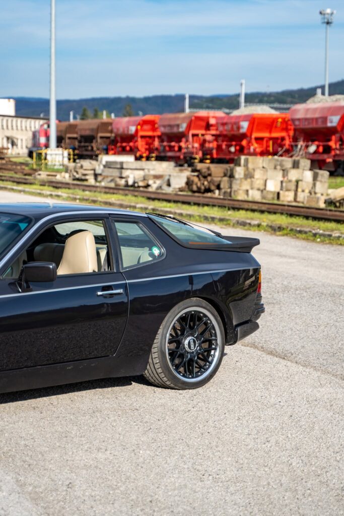 Bok a zadný blatník Porsche 944S s kolesami BBS