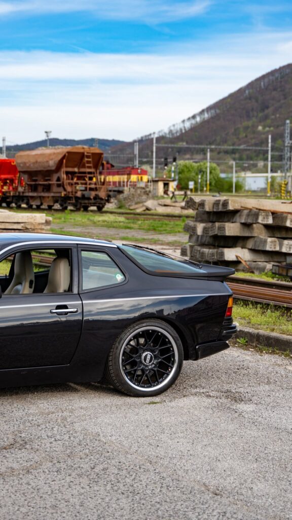 Porsche 944S z boku s béžovým koženým interiérom