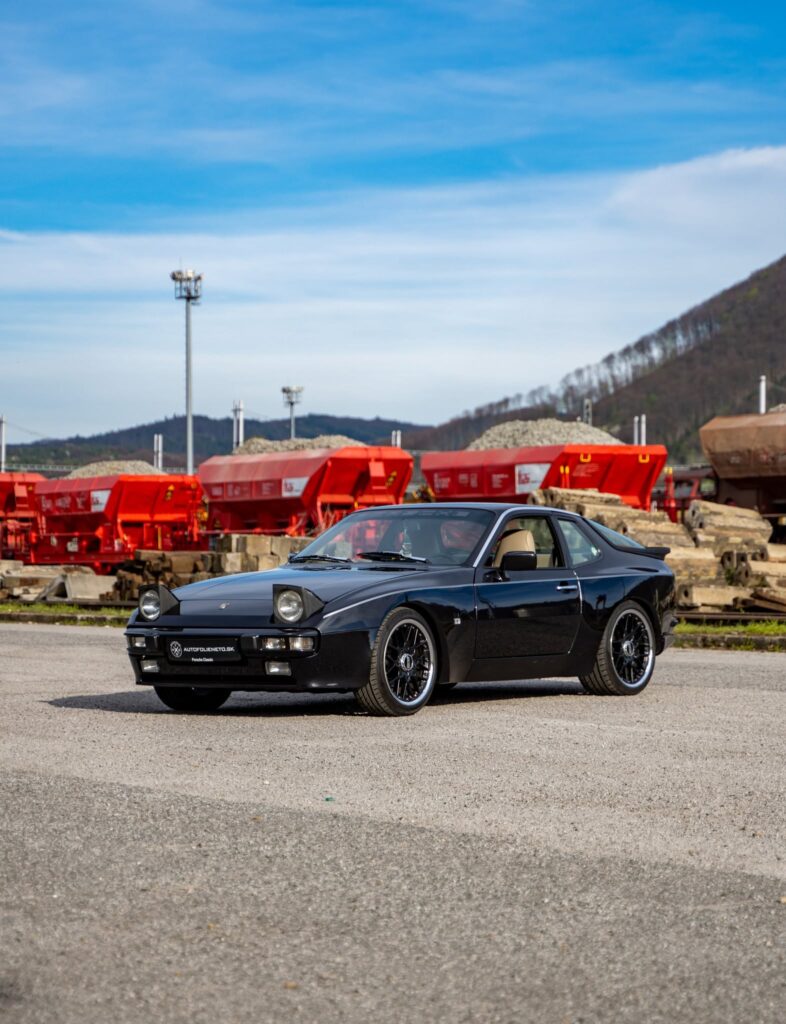 Čierne Porsche 944S po úprave fóliami – pohľad spredu zboku