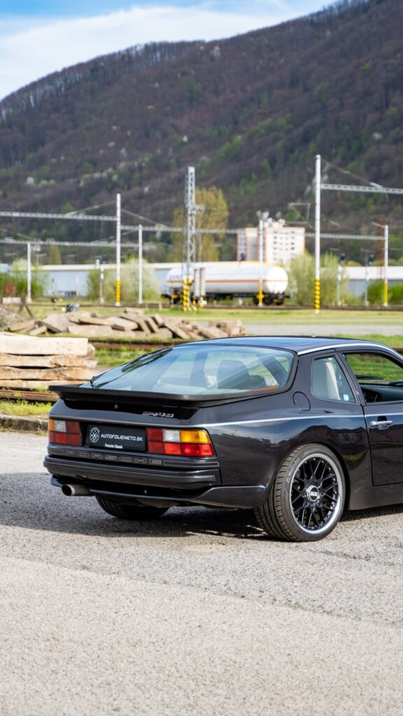 Zadná časť Porsche 944S s lesklou čiernou karosériou