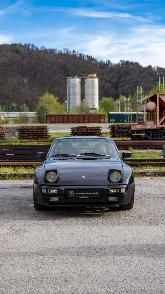 Porsche 944S – čelný pohľad na sklopné svetlomety a predný nárazník