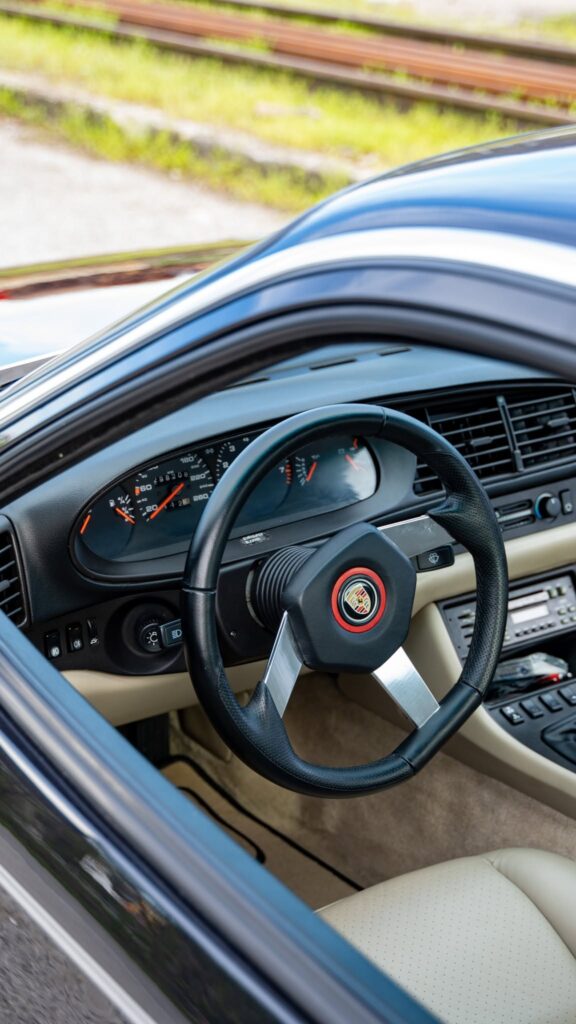 Interiér Porsche 944S – volant a béžová koža