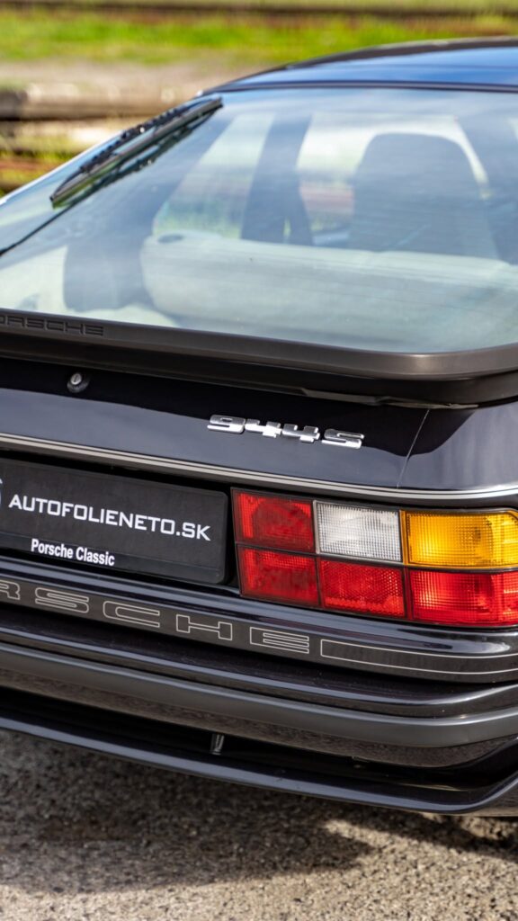 Detail zadnej časti Porsche 944S s nápisom 944S