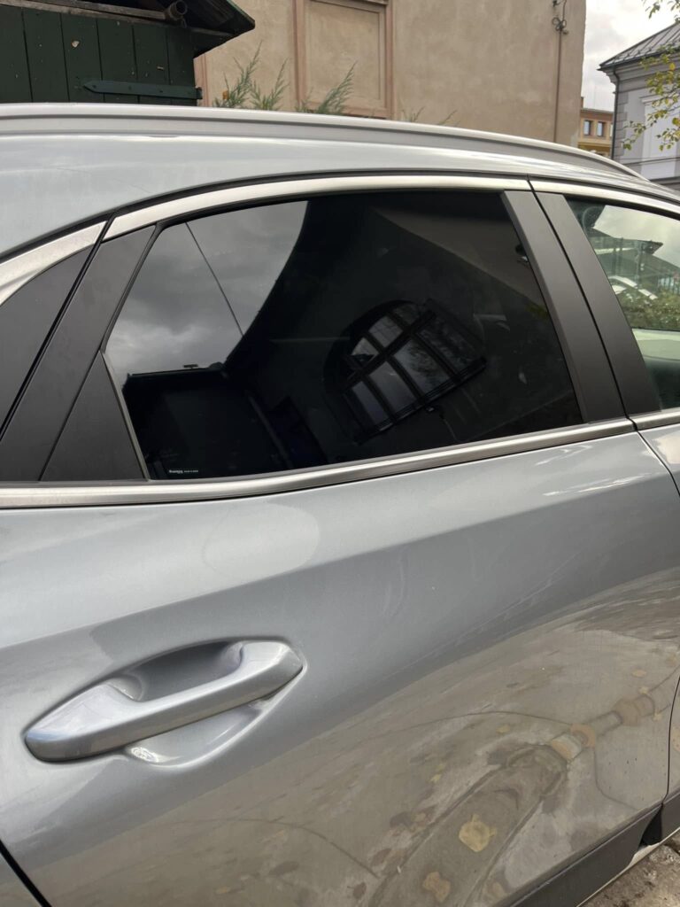 Auto s tónovanými oknami – realizácia Autofólie Neto