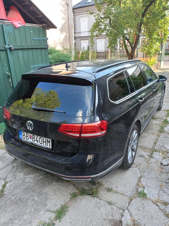 Auto s autofóliou na oknách po dokončení tónovania