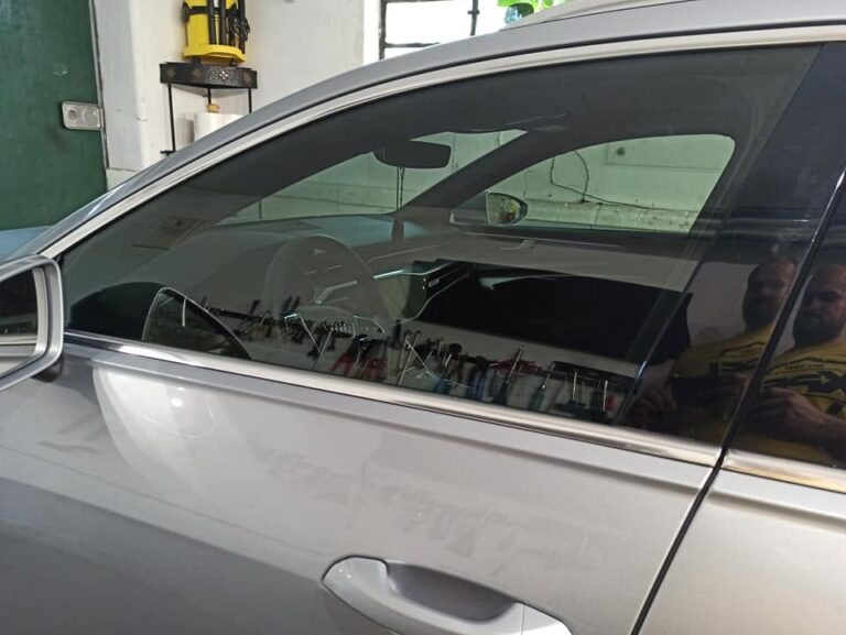 Detail tónovaného skla auta s autofóliou