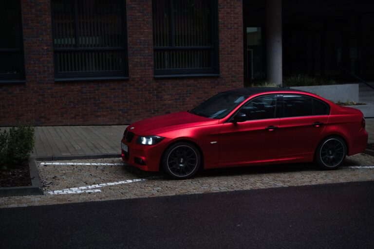 BMW E90 po celopolepe saténovým červeným chrómom – pohľad z boku