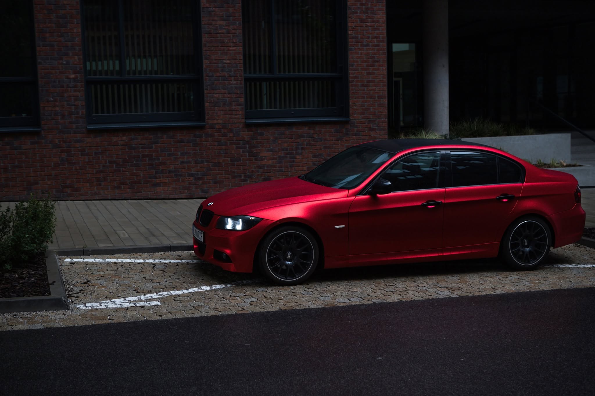 BMW E90 – zmena farby z čiernej metalízy na saténový červený chróm HEXIS