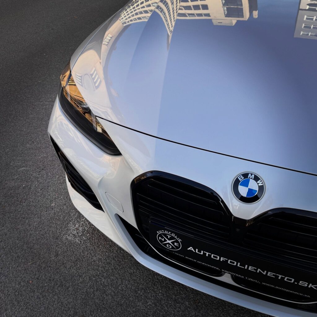 Detail prednej masky a kapoty BMW M440i pod priehľadnou PPF fóliou