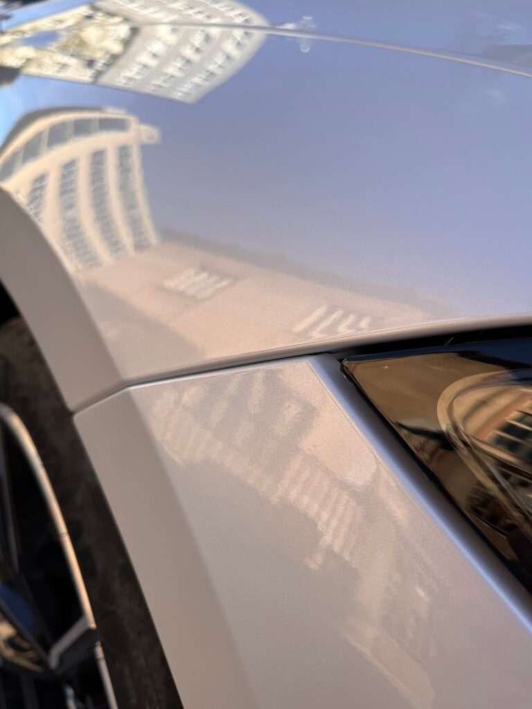 Detail blatníka a svetlometu BMW M440i s ochrannou fóliou
