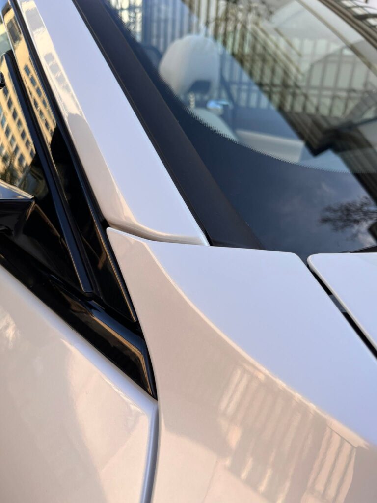 Detail hrany kapoty a A-stĺpika BMW M440i chránených PPF fóliou