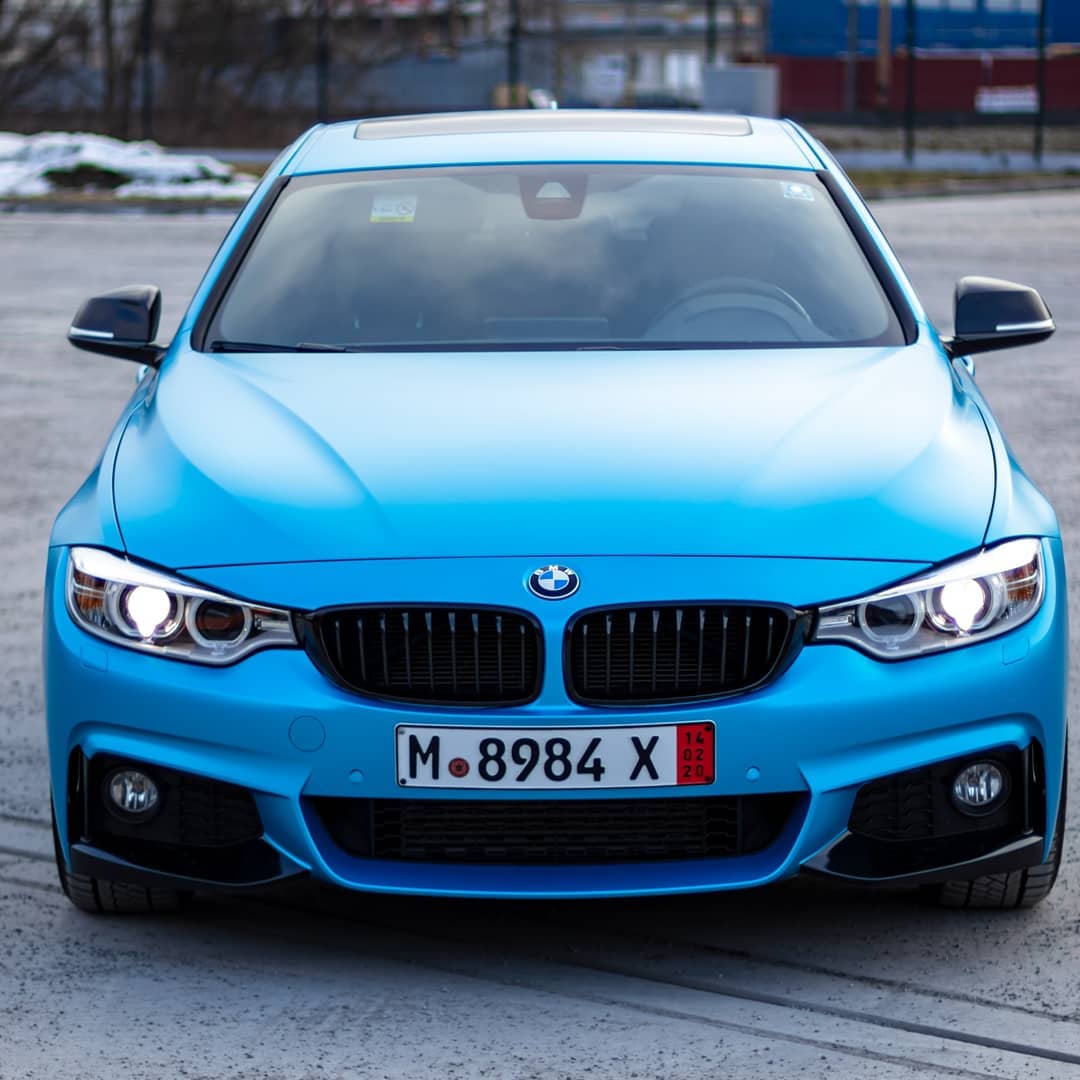 BMW rady 4 Gran Coupé – z bielej na 3M Satin Ocean Shimmer