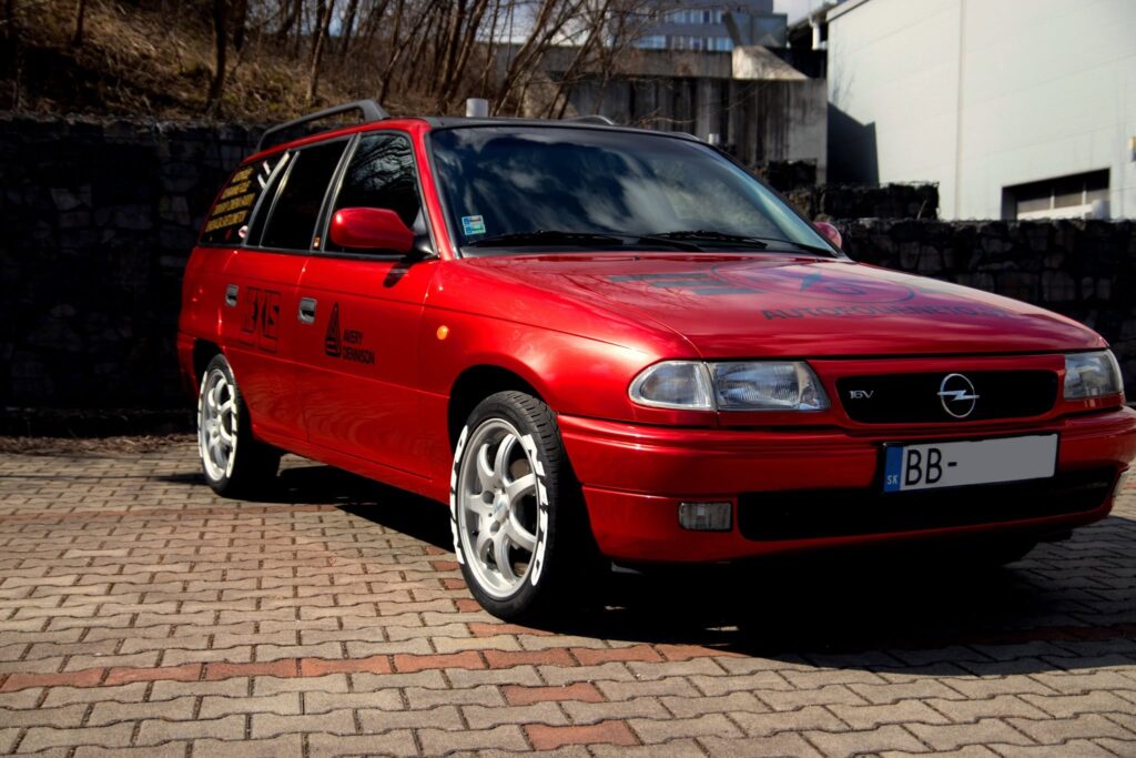Červený Opel Astra Caravan Autofolie NETO po zmene farby