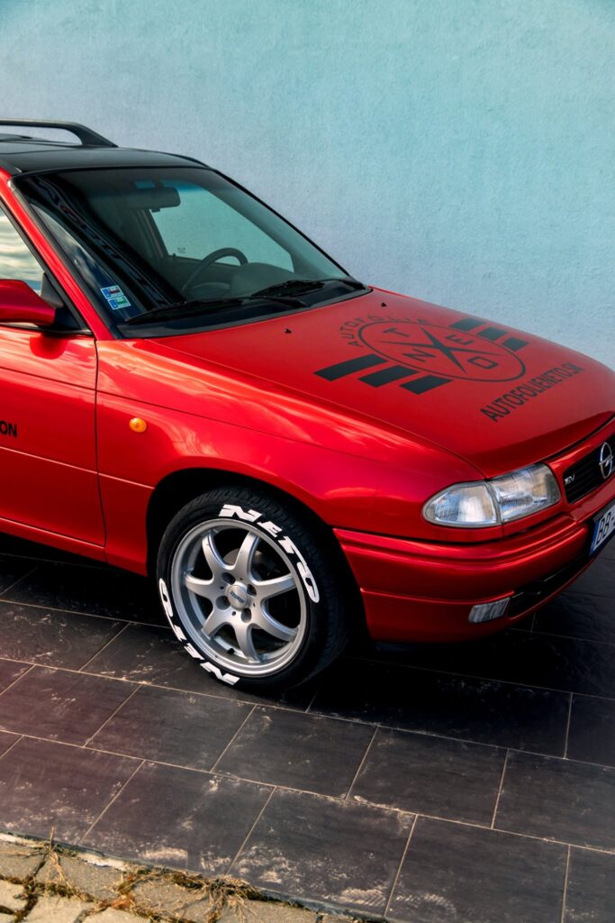 Predná časť Opel Astra Caravan prelepeného fóliou True Blood