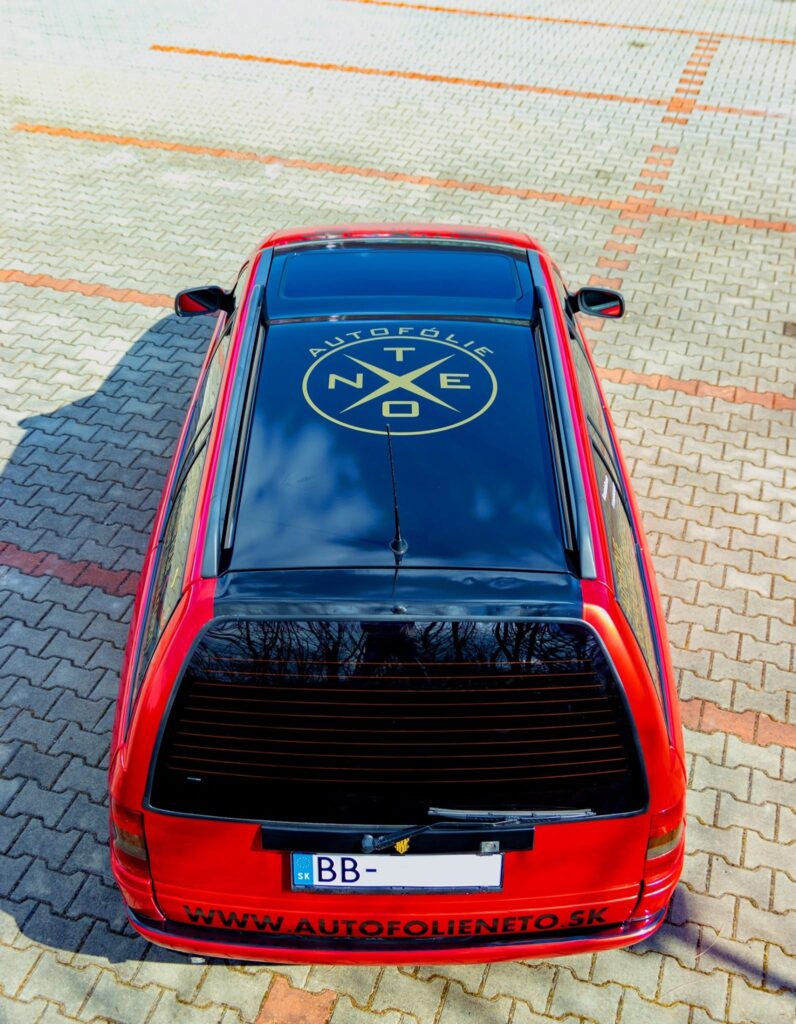 Strecha Opel Astra Caravan s čiernym polepom a logom Autofolie NETO