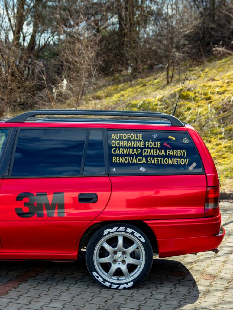 Firemný polep na zadných dverách Opel Astra Caravan