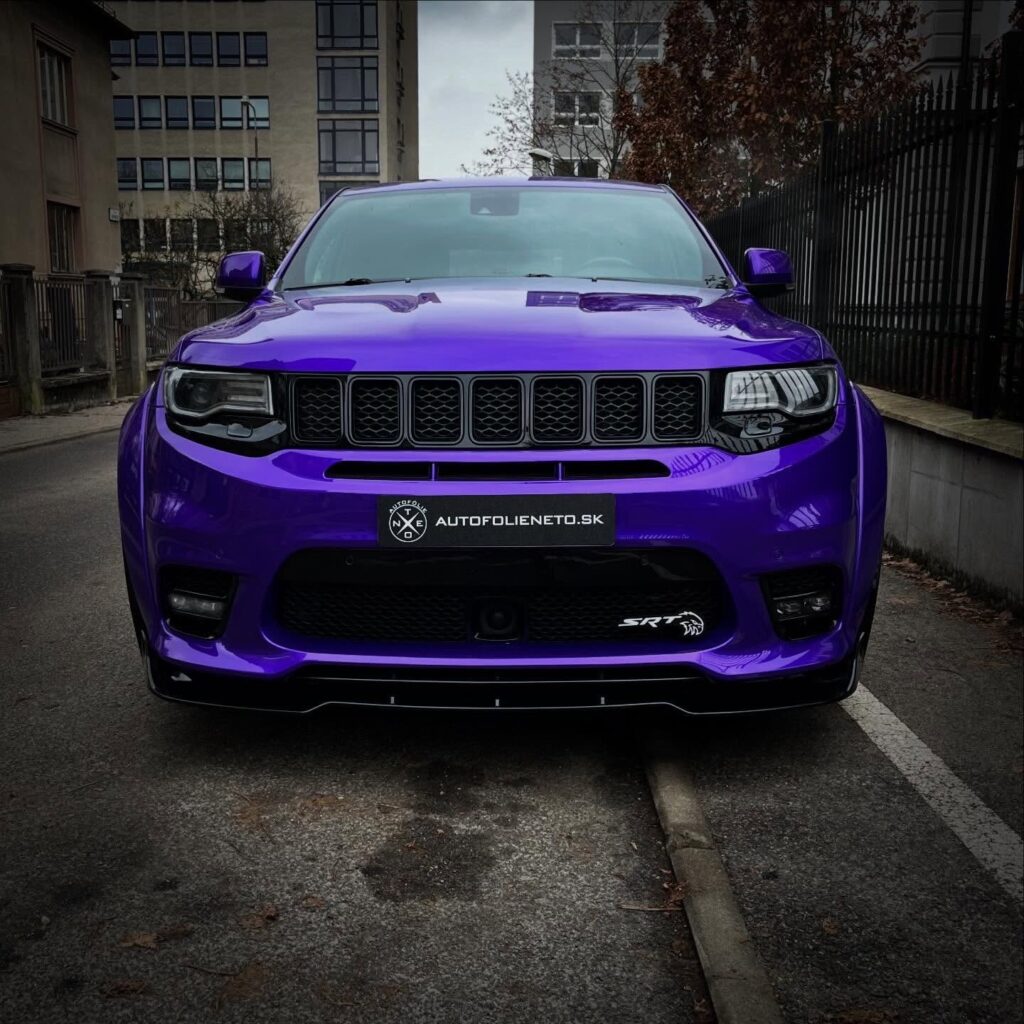 Fialový Jeep SRT widebody spredu po aplikácii ochrannej PPF fólie