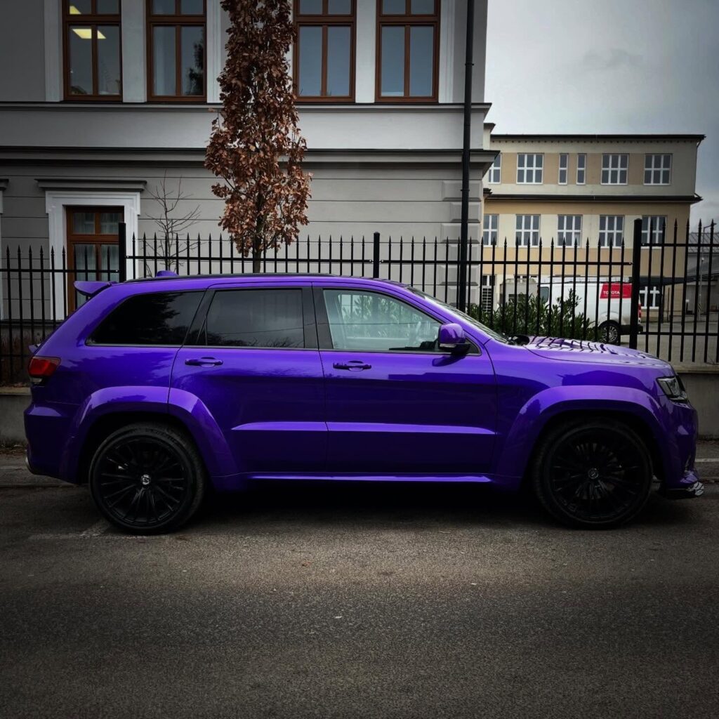 Bočný profil fialového Jeepu SRT widebody