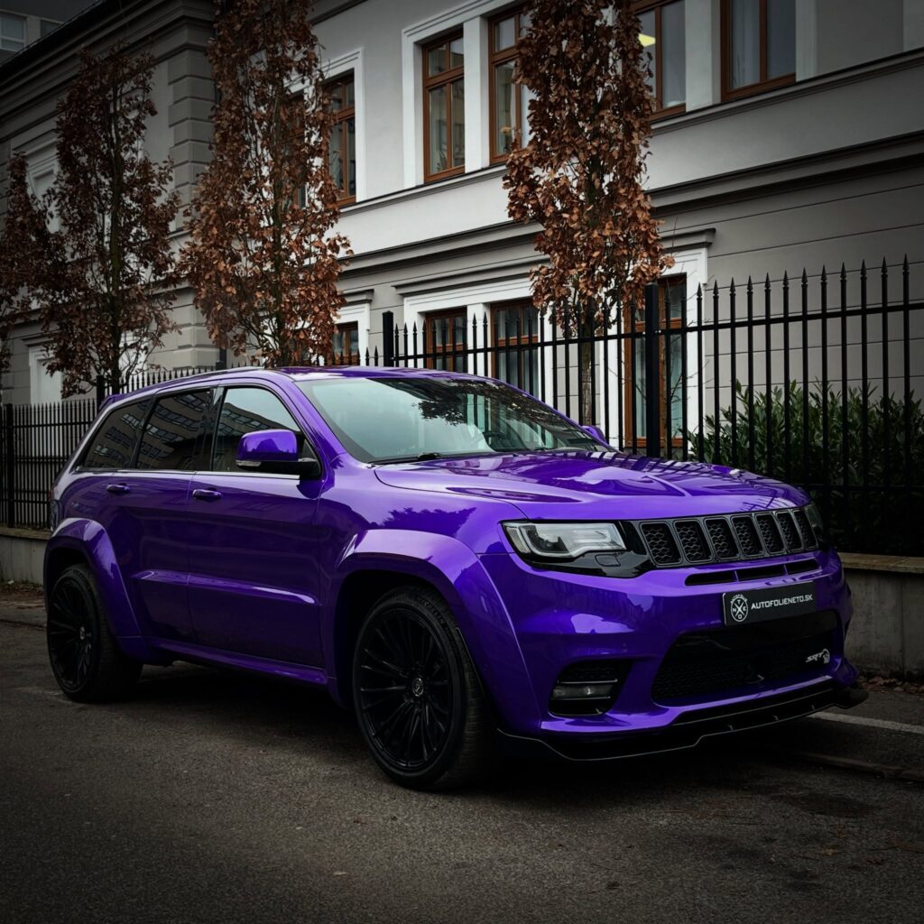 Jeep SRT widebody vo fialovej farbe – pohľad z boku spredu