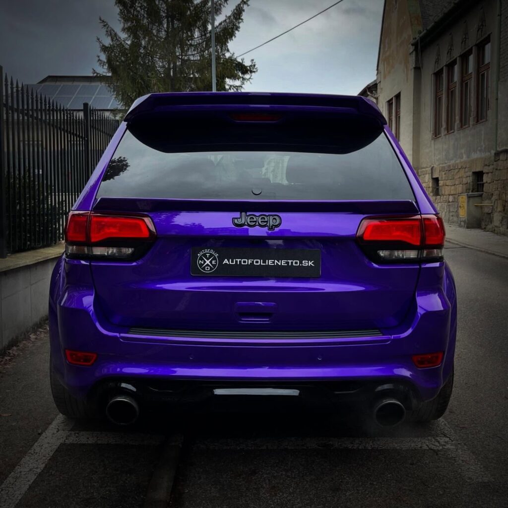 Zadná časť Jeepu SRT widebody vo fialovej farbe