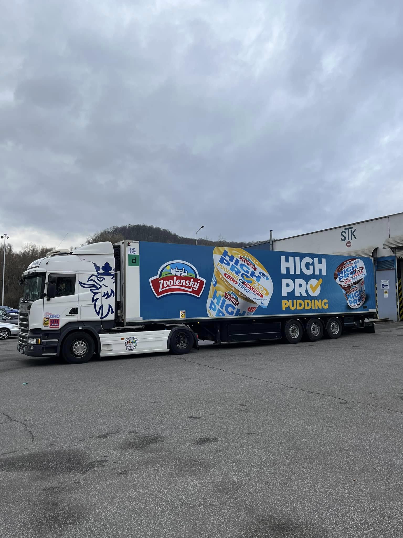 Reklamný polep jogurtového návesu – 2 × 2,5 × 12 m v spolupráci s DALI s.r.o.