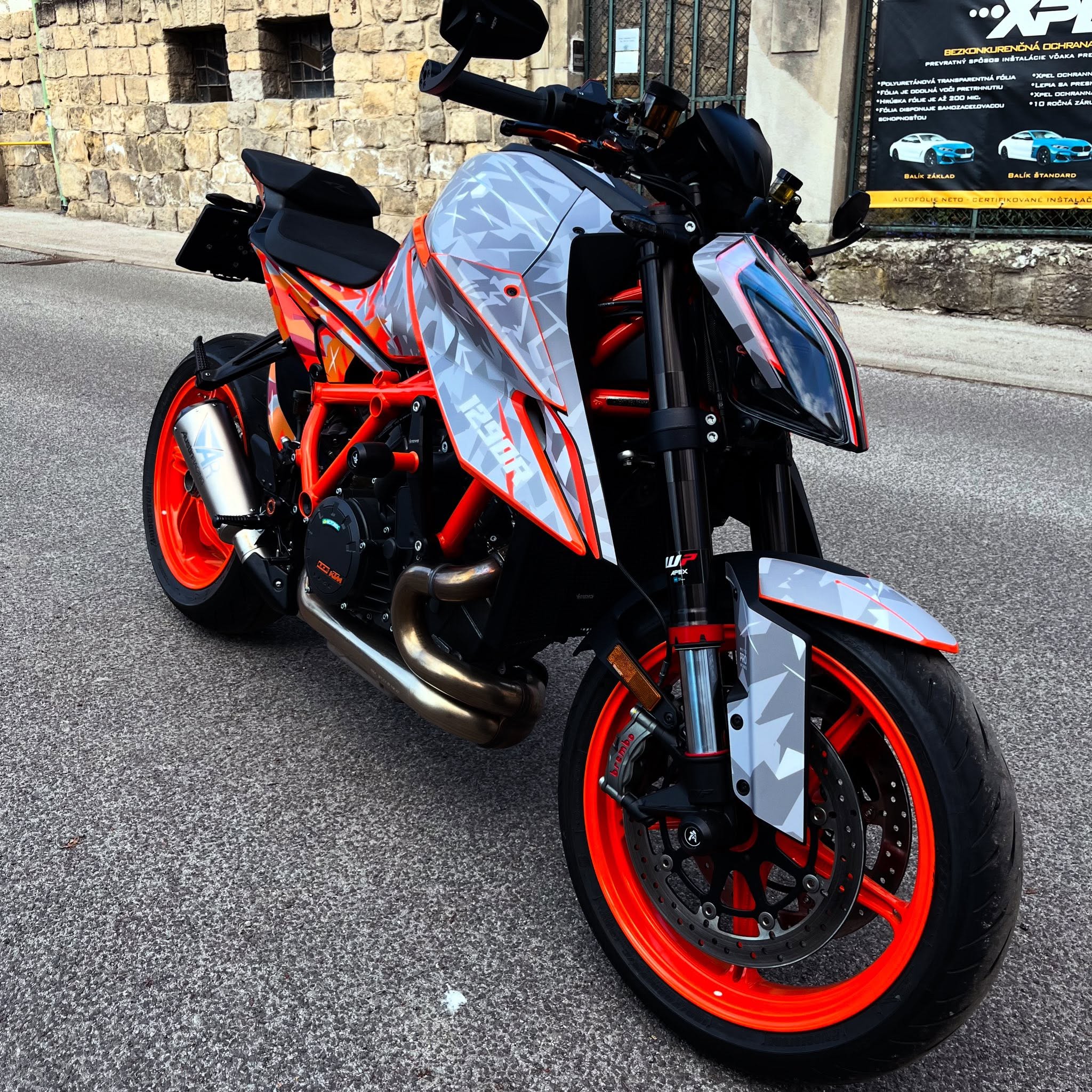 KTM 1290 Super Duke R – polep z dizajnového kitu a matná fólia na displej
