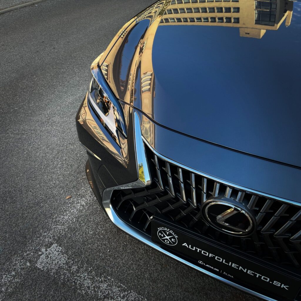 Detail masky a kapoty Lexus ES 300h pod priehľadnou ochrannou fóliou