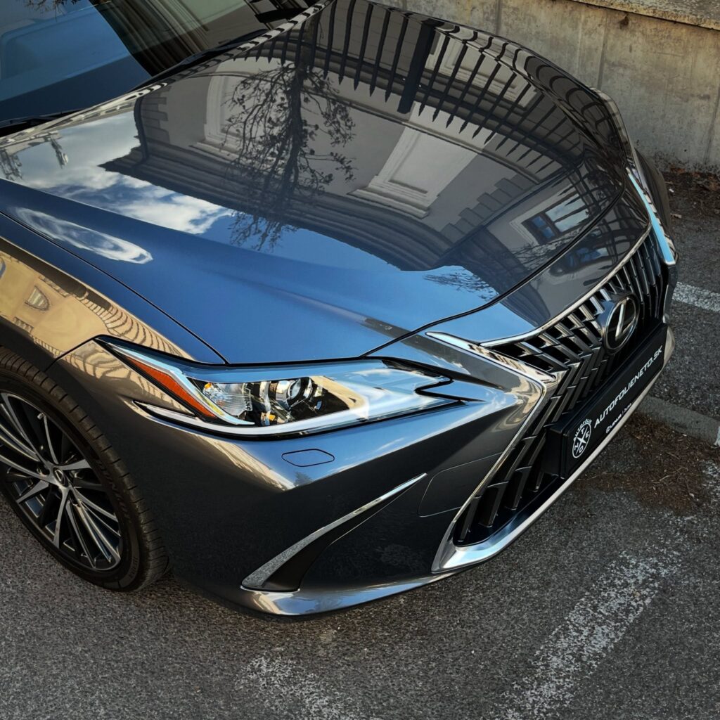 Sivý Lexus ES 300h s prednou časťou chránenou PPF fóliou XPEL