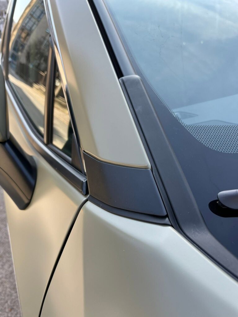Detail A-stĺpika a spätného zrkadla Toyota RAV4 po celopolepe