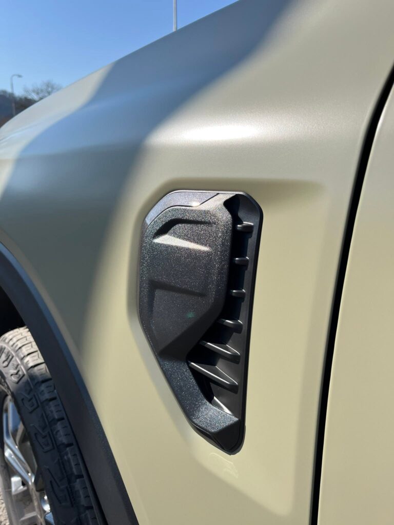 Detail bočného vetrania Ford Ranger vo fólii Khaki Green