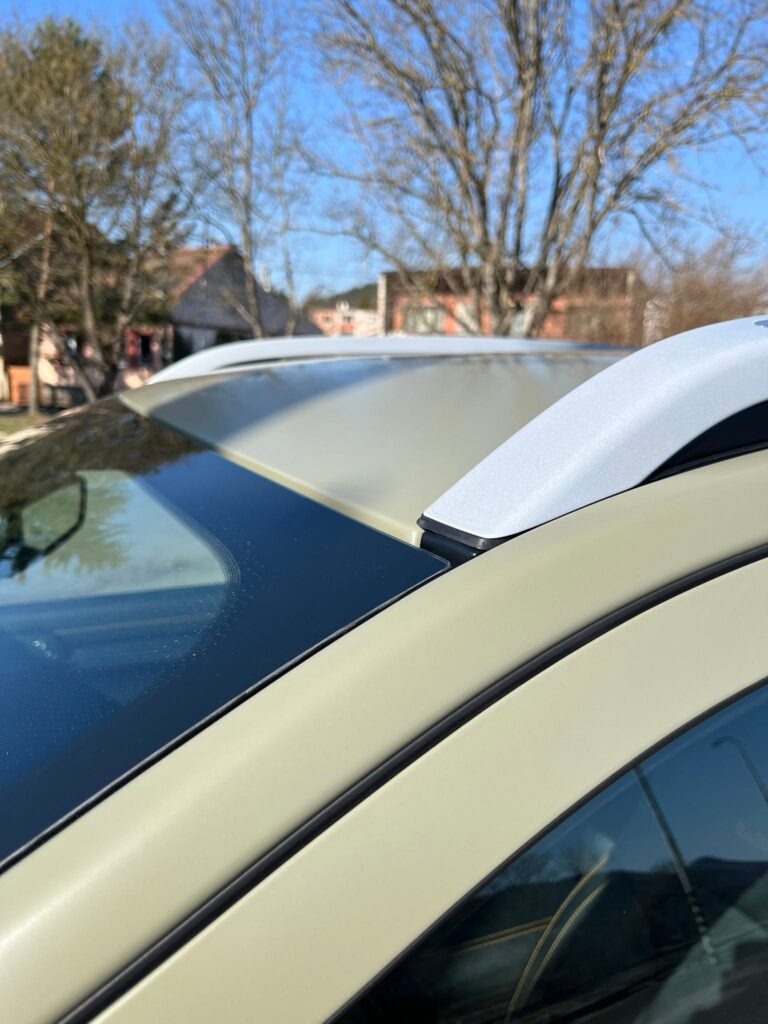 Detail strechy a stĺpika vozidla vo fólii Khaki Green