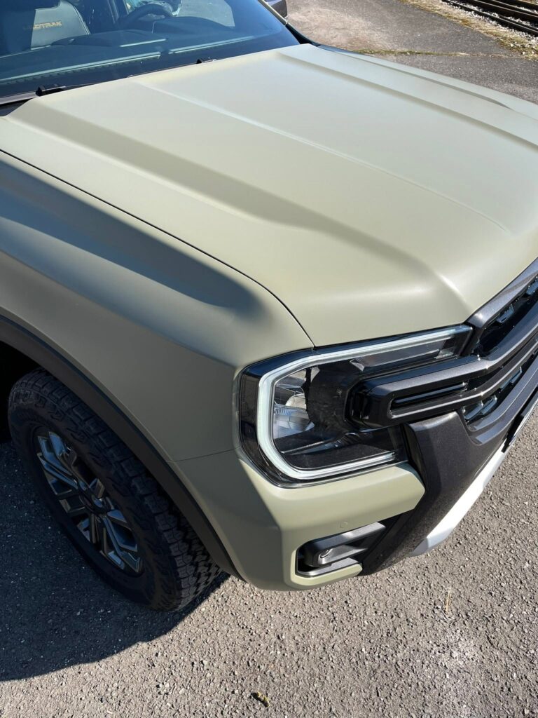 Detail kapoty a masky Ford Ranger vo fólii Khaki Green
