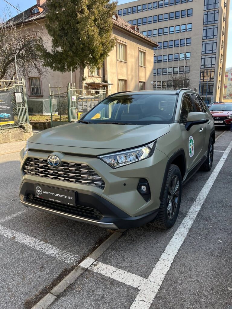 Toyota RAV4 v odtieni Khaki Green – pohľad spredu