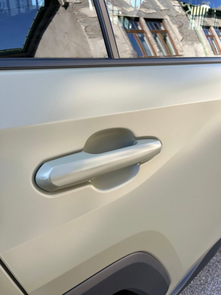 Detail kľučky dverí Toyota RAV4 vo fólii Khaki Green