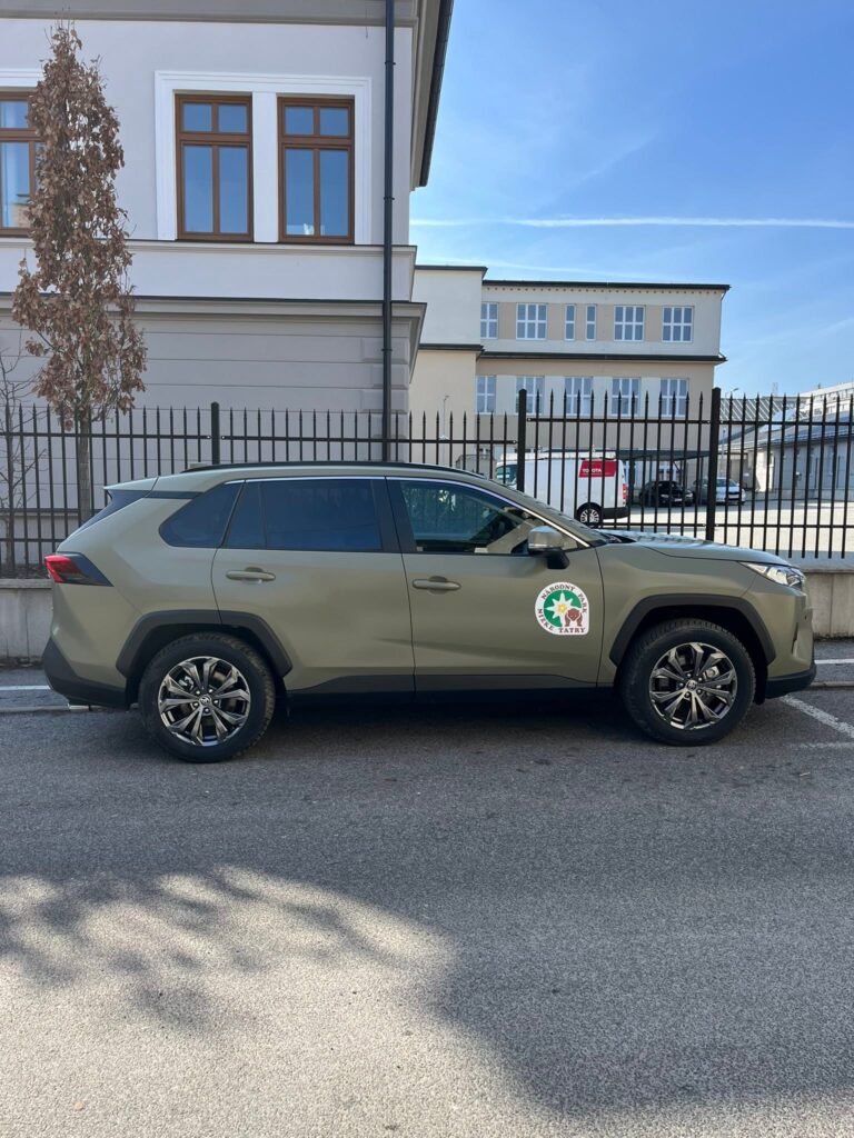 Toyota RAV4 z boku s logom Národného parku Nízke Tatry